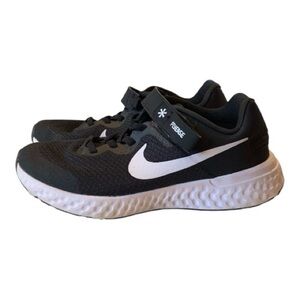 Kids Nike Revolution 6 Fly Ease 4E Black White Running Shoe Sneaker Size 4Y